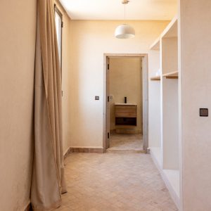 Chambre de la Villa Alborán et accès à sa salle de bain privative