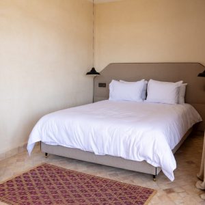 Chambre de la Villa Alborán avec tapis berbère