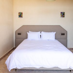 Chambre double de la Villa Alborán avec tête de lit grise sur mesure