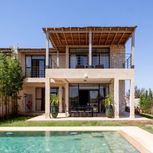 Villa Alborán à Essaouira, façade et piscine privée vues du jardin