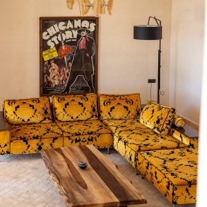 Salon de la Villa Alborán, canapé jaune et table basse en bois massif