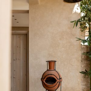 Brasero de terre cuite sur la terrasse de la Villa Alminar