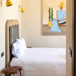 Chambre de la Villa Alminar avec appliques jaunes