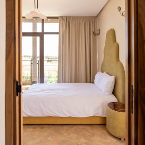 Chambre double de la Villa Alminar avec tête de lit moutarde