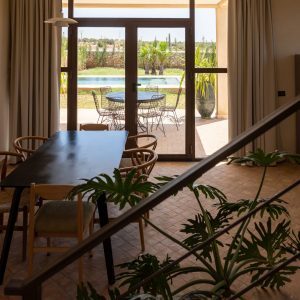 Salle à manger de la Villa Alminar ouverte sur la piscine