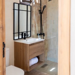 Salle de bain privative de la Villa Alminar en zellige écru